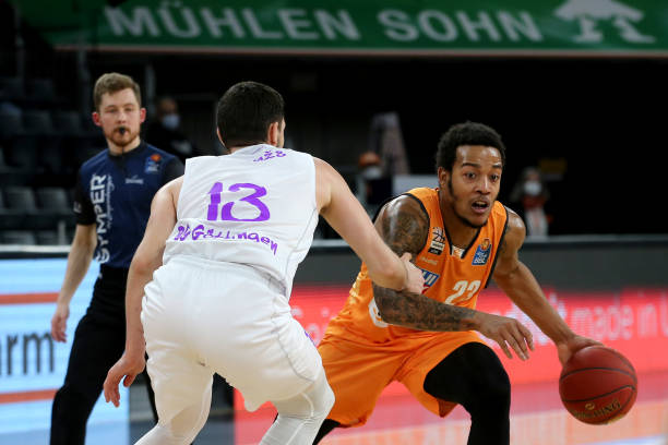 通过中场的 通过中场的